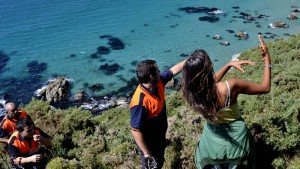 Lena Waterfeld mostrando el lugar